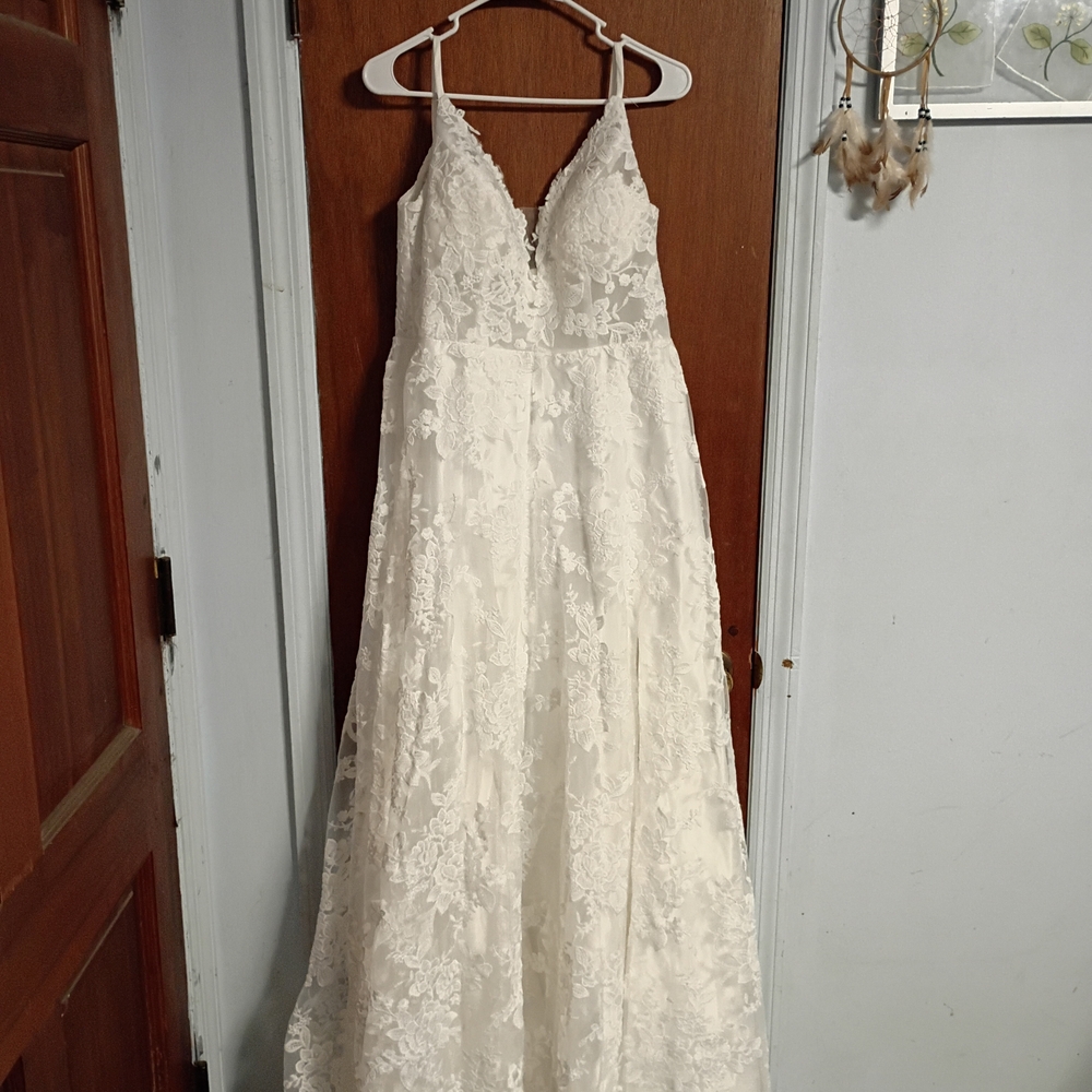 Lace Bridal Gown in Ivory